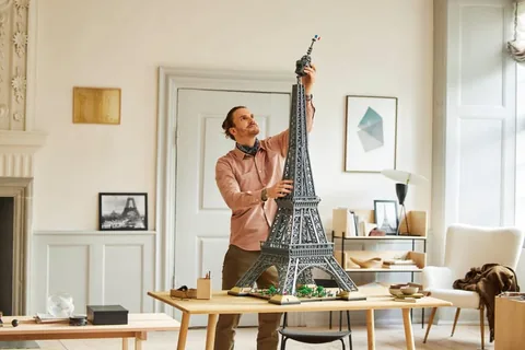 Eiffel-torony – Felnőtt építő a közel embermagas Eiffel-torony mellett