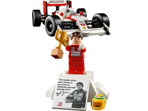 McLaren MP4/4 és Ayrton Senna – Ayrton Senna minifigura dobogóval és információs táblával