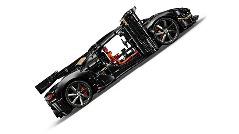 Koenigsegg Sadair's Spear szuperautó – A Koenigsegg nyitott ajtókkal, oldalról
