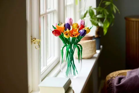 Tulipáncsokor – A csokor vázában, ablakpárkányon